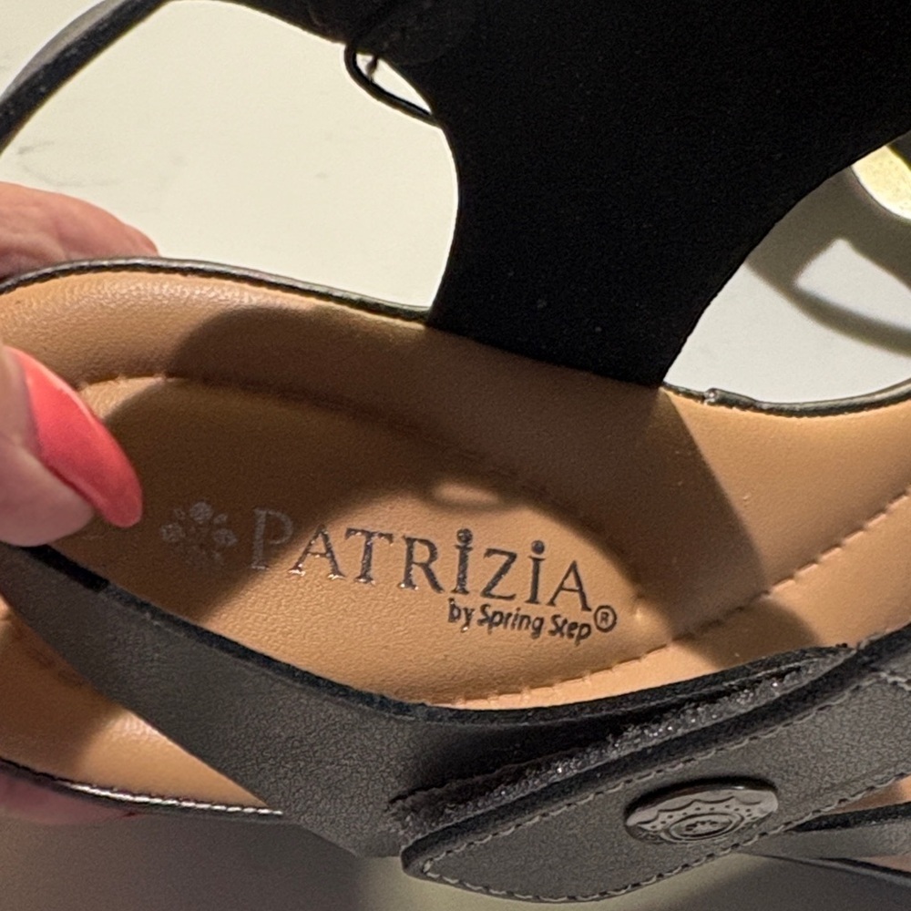 Chic  Strappy Women's Sandals New never worn - Picture 3 of 8